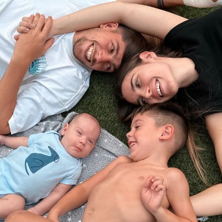 Mina Bonino took a picture with her partner, Federico Valverde, and her two kids.